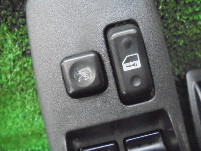 Toyota bB NCP31 Late-Model Power Window Switch Set | 84820-52140
