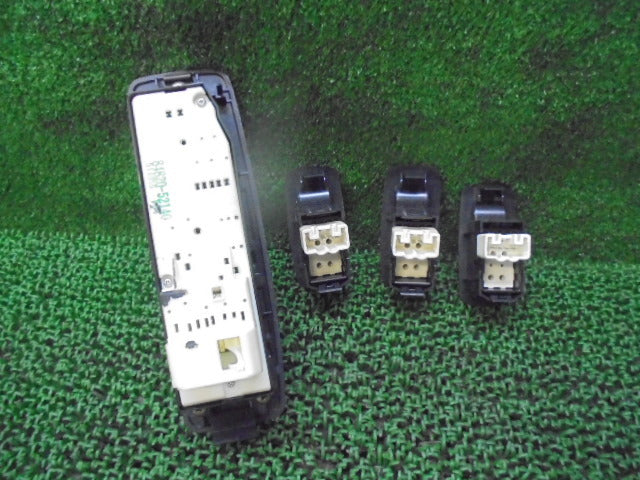 Toyota bB NCP31 Late-Model Power Window Switch Set | 84820-52140